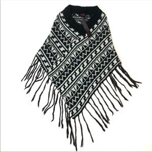 NEW Heart n Crush Black White Boho Aztec Geometric Knit Fringe Pocahontas Poncho